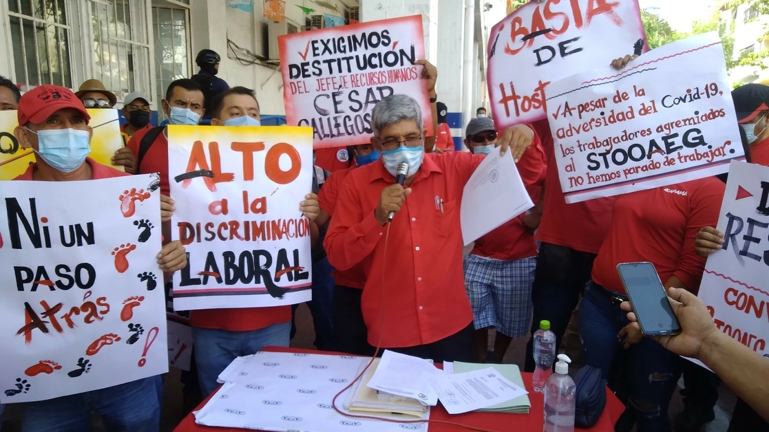 Miembros del STOOAEG durante la protesta frente en el exterior de la Comisión de Agua Potable y Alcantarillado del Municipio de Acapulco, el 10 de enero de 2022. Foto Héctor Briseño