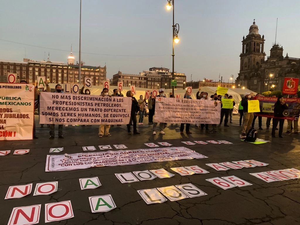 Integrantes de la Unión Nacional de Técnicos y Profesionistas Petroleros protestan frente a Palacio Nacional contra el aumento en la edad de jubilación, que entraría en vigor en agosto. Foto María Luisa Severiano