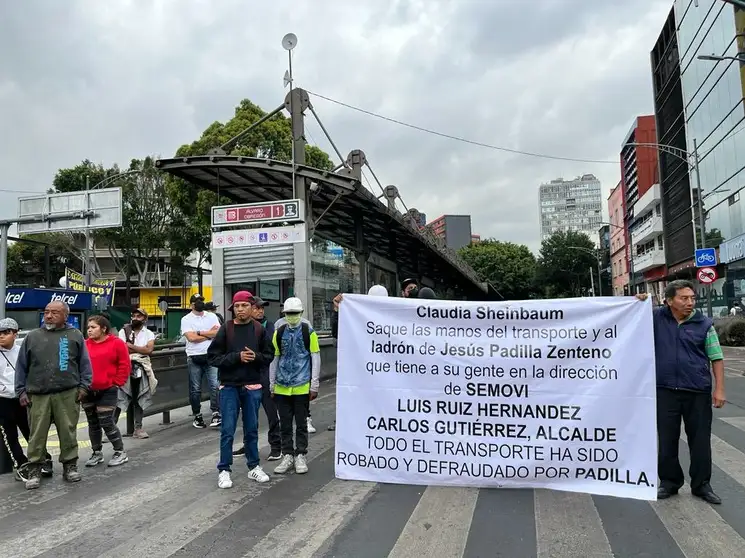 Conductores de transporte no concesionado bloquean Insurgentes, en ambas direcciones, y la avenida Álvaro Obregón, para exigir la renuncia de funcionarios por presunta corrupción en la Ciudad de México, el 26 de junio de 2023. Foto María Luisa Severiano