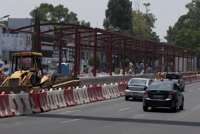 Durante la construcción de la Línea 5 del Metrobús con una ampliación de 20 kilómetros de San Lázaro a la Glorieta de Vaqueritos, en CDMX. Foto Cristina Rodríguez / Archivo