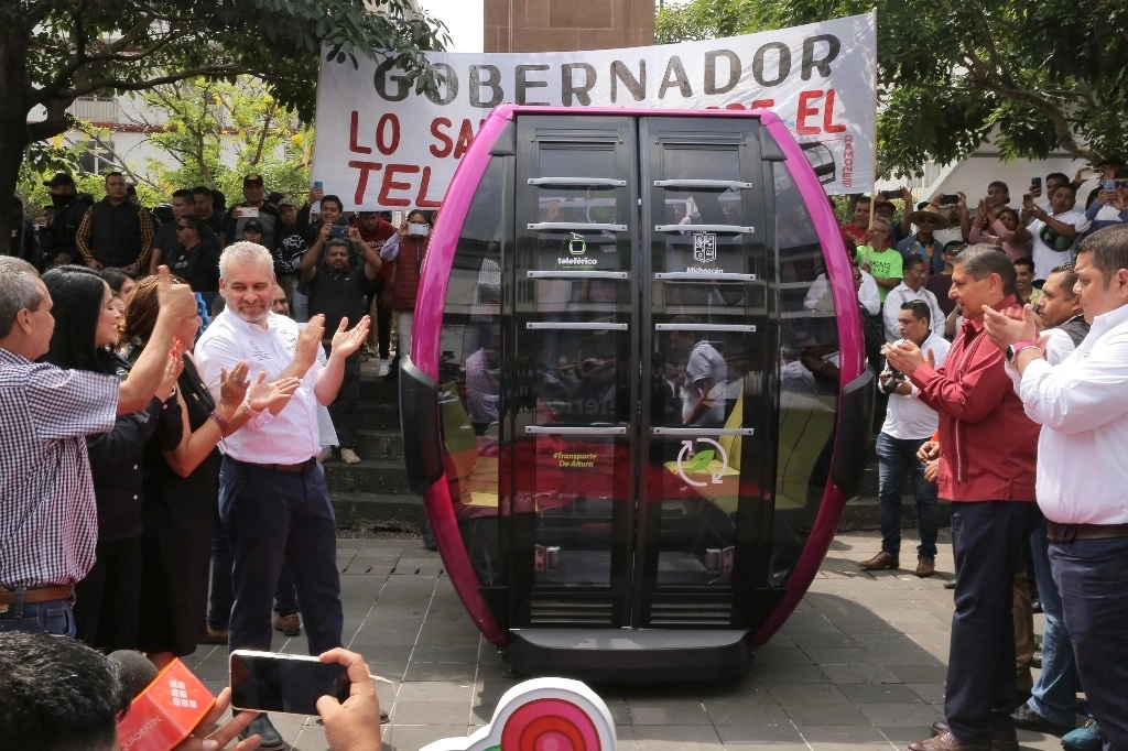 Durante la presentación pública del nuevo transporte, el gobernador Alfredo Ramírez Bedolla, afirmó que no hay marcha atrás: “al teleférico nadie lo para”. Foto Ernesto Martínez