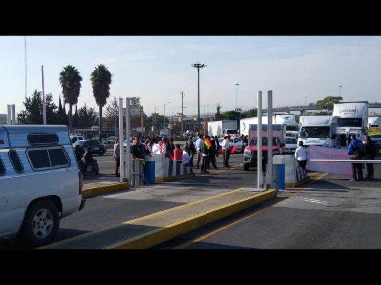 La toma de la caseta de peaje no afectó la circulación pues los manifestantes, permitieron el paso libre en ambos sentidos. Foto La Jornada