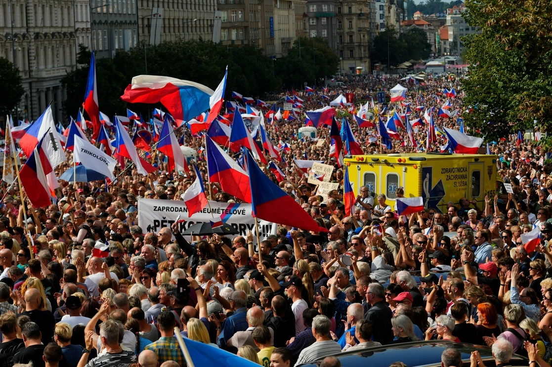 Miles de manifestantes se reúnen para protestar contra el gobierno en la Plaza Vencesla en Praga, República Checa, el 3 de septiembre de 2022. Foto Ap