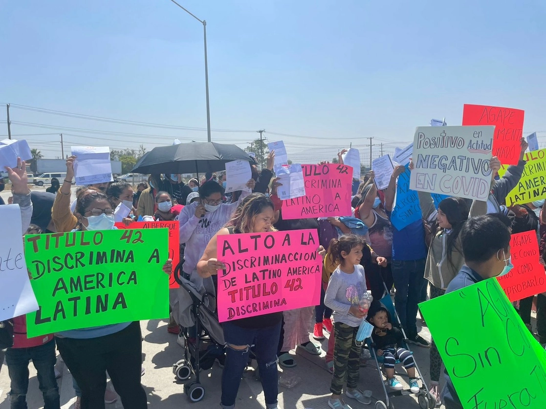Aspectos de la protesta frente al consulado. Foto Lindero Norte
