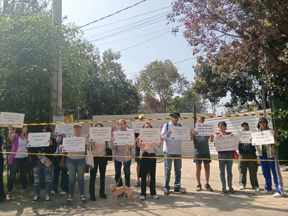 Los quejosos portaron cartulinas en los que se leía: "Fresko: talando lo verde para vender lo natural", "Fresko tala árboles", "Fresko por fuera, devastador por dentro", "Si vas a un Freskco un árbol muere".