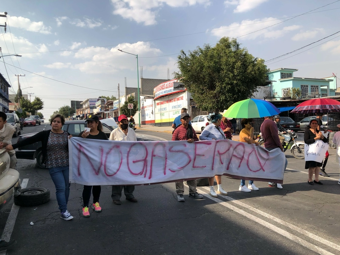 Vecinos temen por su seguridad porque la gasera está en medio de la comunidad. Foto Javier Salinas Cesáreo