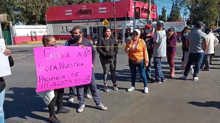 Los inconformes afirmaron que han tenido que pagar hasta mil 500 pesos por pipa de agua, lo que les dura al menos una semana, el 7 de noviembre de 2022. Foto La Jornada