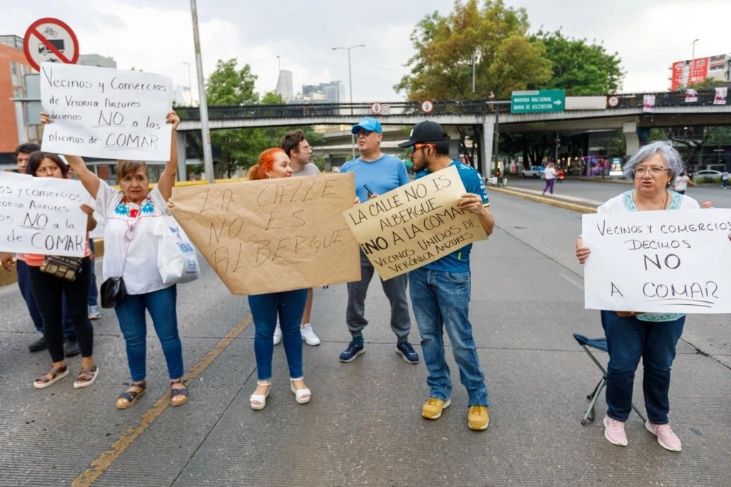 Vecinos de la colonia Verónica Anzures cierran Circuito Interior, con dirección al sur, a la altura de la Plaza de la Estrellas, en protesta por la reubicación de la COMAR en la calle Bahía de Santa Bárbara en la alcaldía Miguel Hidalgo, el 25 de mayo de 2024. Foto Pablo Ramos