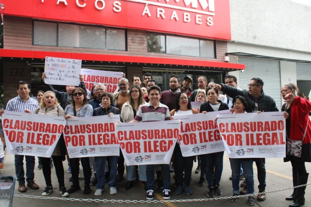En septiembre de 2022, durante una revisión del Invea en el restaurante, Daniel Tabe, padre del alcalde de Miguel Hidalgo, amagó con un cuchillo pastorero a uno de los verificadores. Ayer, vecinos clausuraron simbólicamente el establecimiento. Foto proporcionada por vecinos 