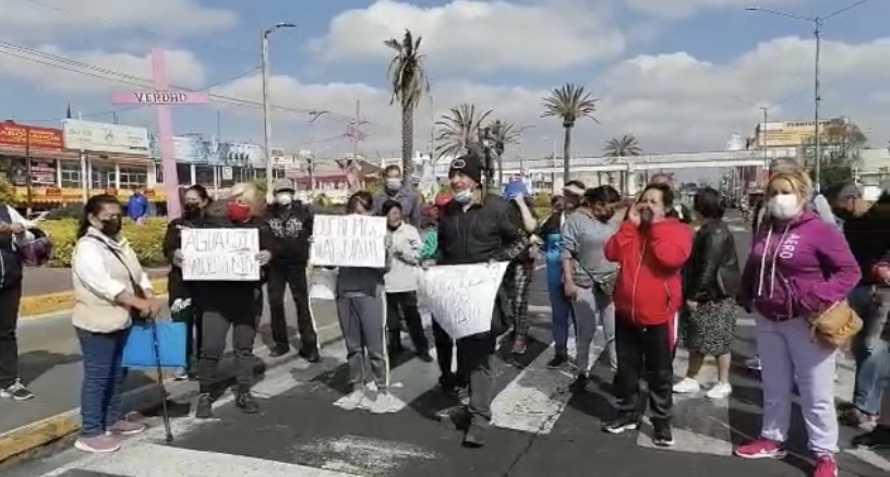Colonos bloquean la avenida Chimalhuacán en espera de una solución, en la Ciudad de México, el 27 de junio de 2022. Foto La Jornada