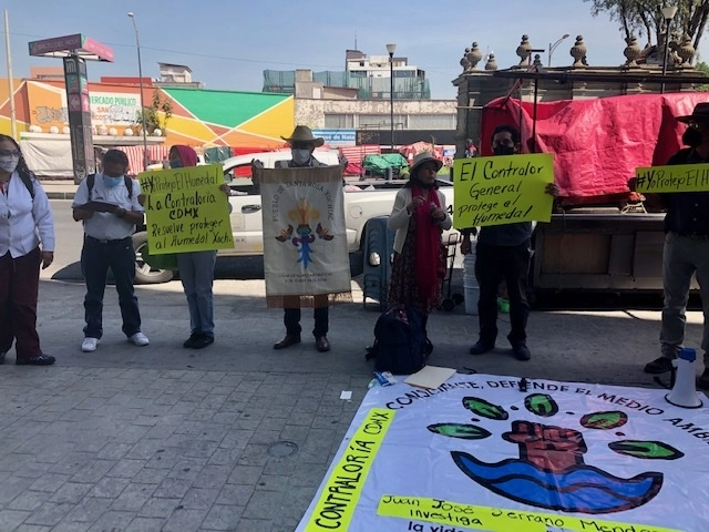 Integrantes de la Coordinación de Pueblos, Barrios Originarios y Colonias de Xochimilco protestaron esta mañana frente a la Contraloría de la Ciudad de México. Foto Mirna Servín Vega