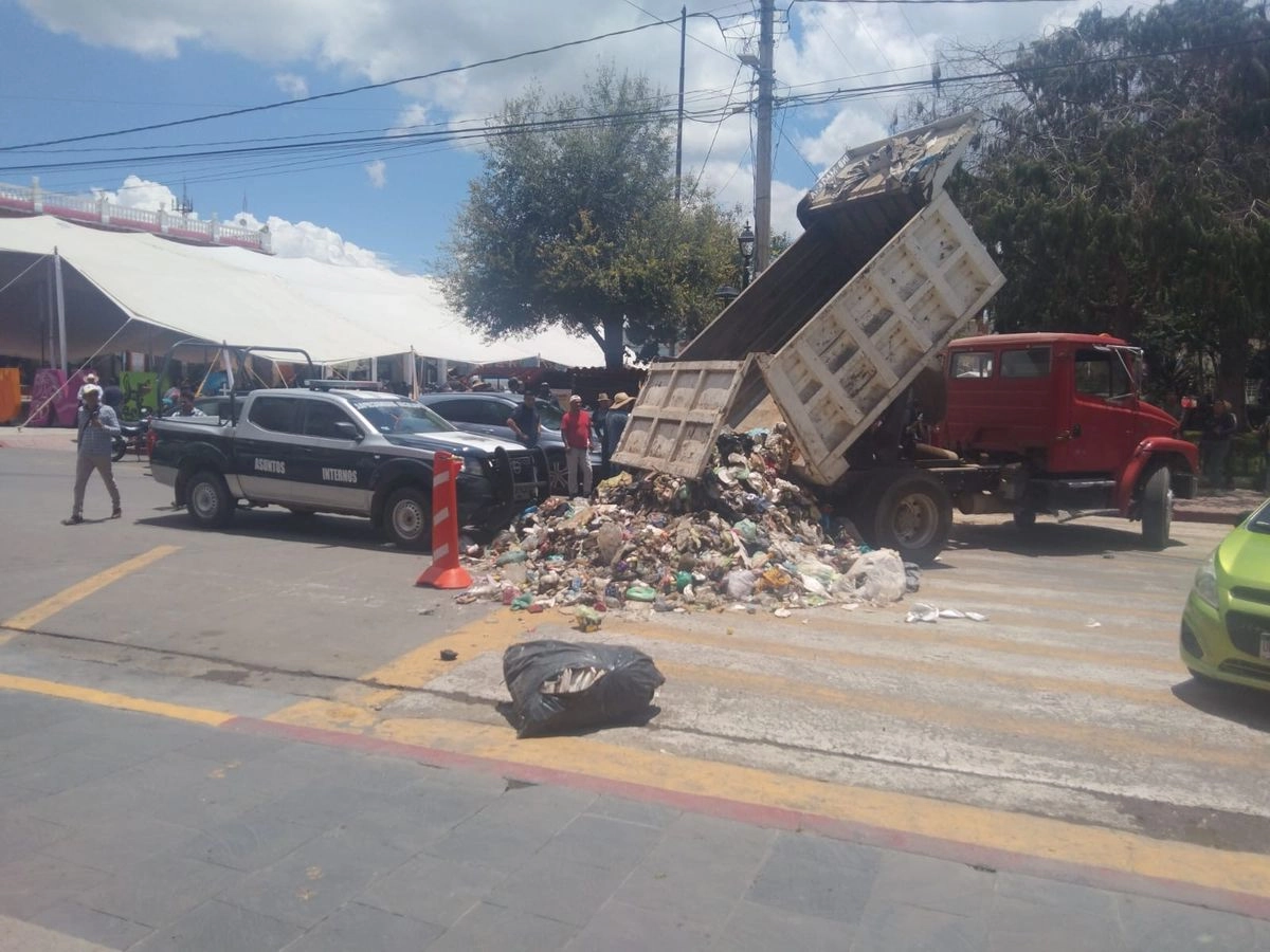 También advirtieron sobre la posible contaminación de un pozo de agua cercano debido a que la basura se cubre únicamente con tierra en algunos tramos, sin medidas de protección ambiental. Foto 