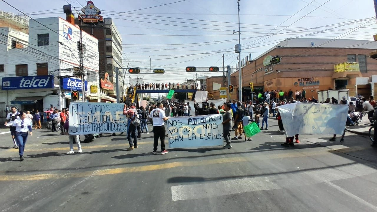 Comerciantes ambulantes protestan en León, Guanajuato, luego de que el lunes 14 de abril se implementó un operativo para impedir su instalación en la avenida Miguel Alemán. Foto 