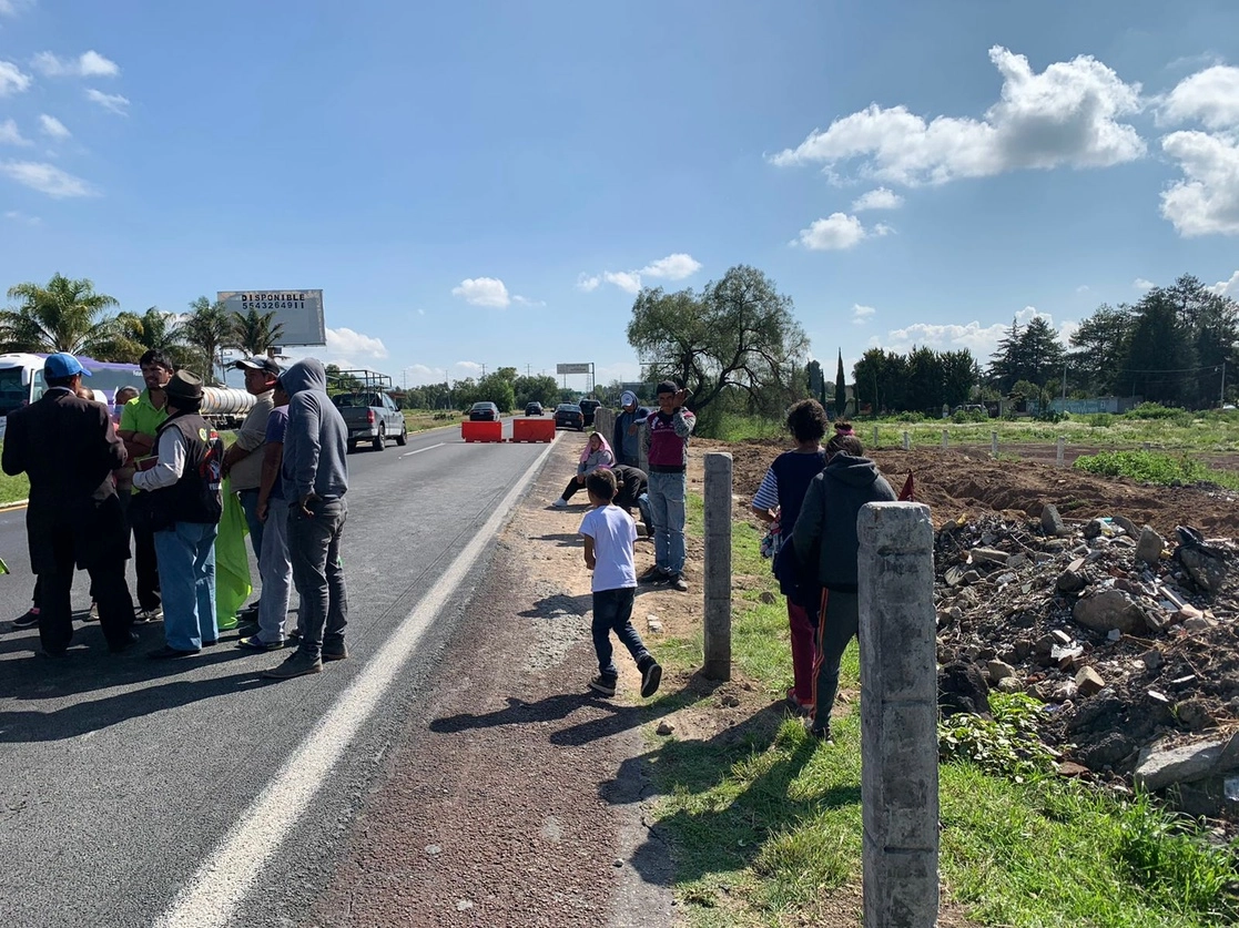 Los vendedores de barbacoa de la autopista México-Piramides se manifestaron porque la empresa Pinfra no les permite instalarse. Foto 'La Jornada'
