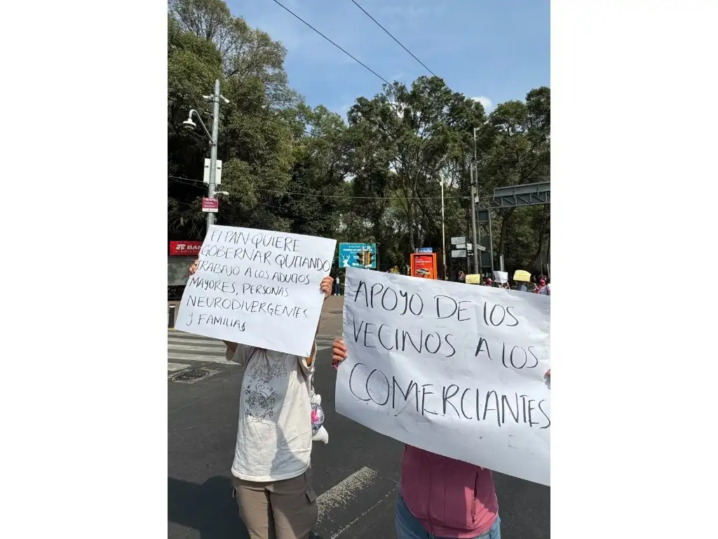 Comerciantes bloquearon calles para manifestarse en contra de las autoridades de la Alcaldía Benito Juárez, ya que fueron retirados de sus lugares de trabajo y señalan que hay un nuevo proyecto para concesionar espacios a empresas. Foto Alfredo Domínguez 
