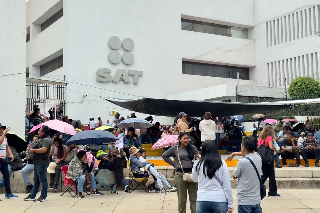 Maestros de la CNTE bloquean los accesos a las instalaciones del SAT, para exigir la abrogación de la Ley del Issste de 2007,  en la Ciudad de México, el 26 de mayo de 2025.