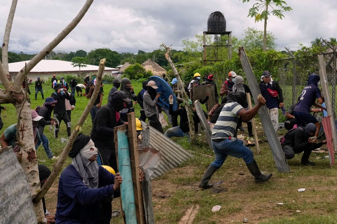 Manifestantes se enfrentan con la policía durante las protestas contra el gobierno del presidente José Raúl Mulino en la comunidad indígena emberá de Arimae, Panamá, el jueves 5 de junio de 2025. Foto