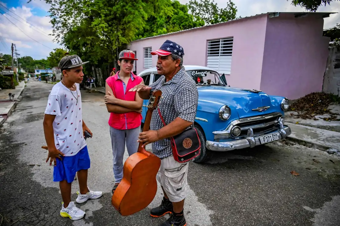 Vecinos conversan en el barrio La Güinera, en las afueras de La Habana, el 30 de junio de 2022. Foto Afp 