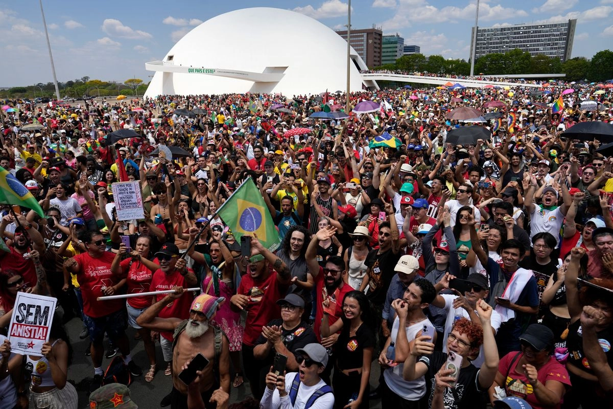 Manifestantes protestan contra un proyecto de ley de amnistía que podría beneficiar al expresidente Jair Bolsonaro y a sus aliados condenados por un intento de golpe de Estado en 2023, en Brasilia, Brasil, el domingo 21 de septiembre de 2025. Foto