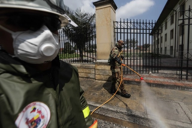Miembros del Ejército colombiano realizan labores de desinfección en Bogotá. Foto Xinhua