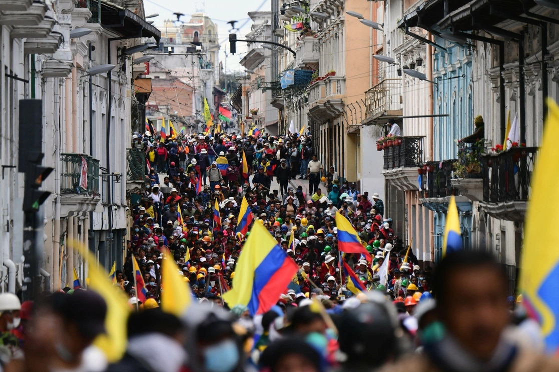 Este martes se espera la segunda reunión entre los inconformes y el gobierno para saldar la crisis. En la imagen, indígenas marchan hacia el Palacio Presidencial de Carondelet, en Quito, el 27 de junio de 2022. Foto Afp