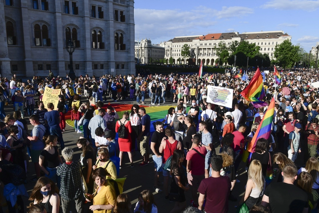 Miles de personas se concentraron ayer frente a la sede del Parlamento de Hungría para protestar por un proyecto de ley que, denuncian, incluye artículos que persiguen a la comunidad LGBT+. Foto MTI vía Ap