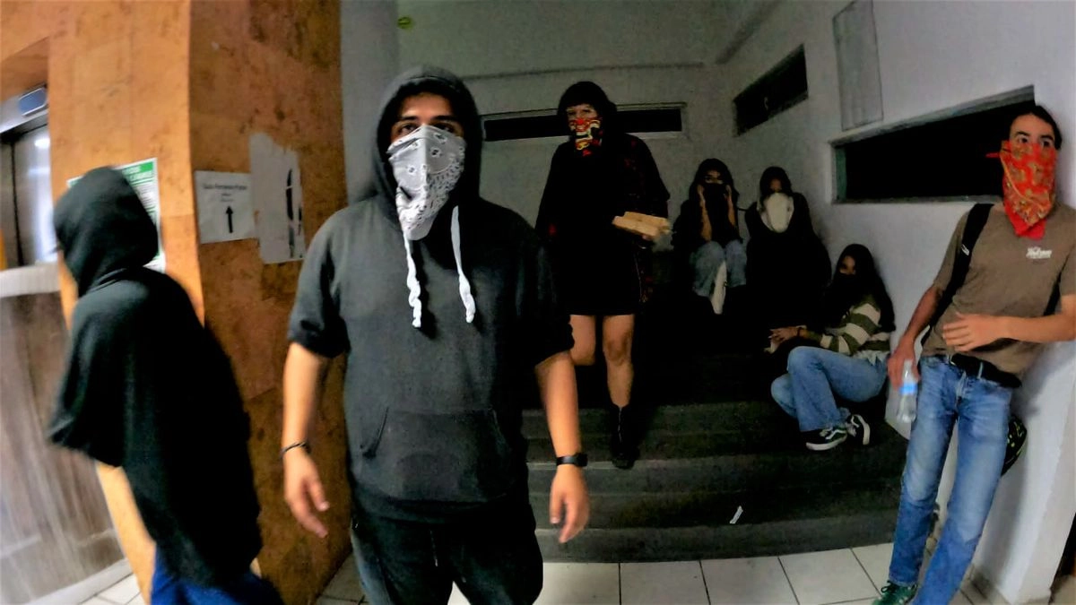 Alumnos universitarios dentro del edificio de Ciencias Sociales durante la toma del inmueble. Foto 