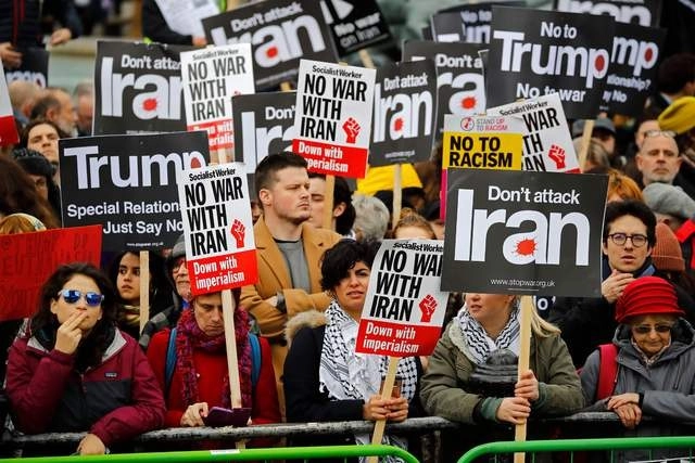 Miles se manifestaron ayer en Irán y otros países para exigir la renuncia del ayatola Alí Jamenei y en protesta por el derribo accidental de un avión ucraniano con 176 personas. La imagen, en Londres. Foto Afp
