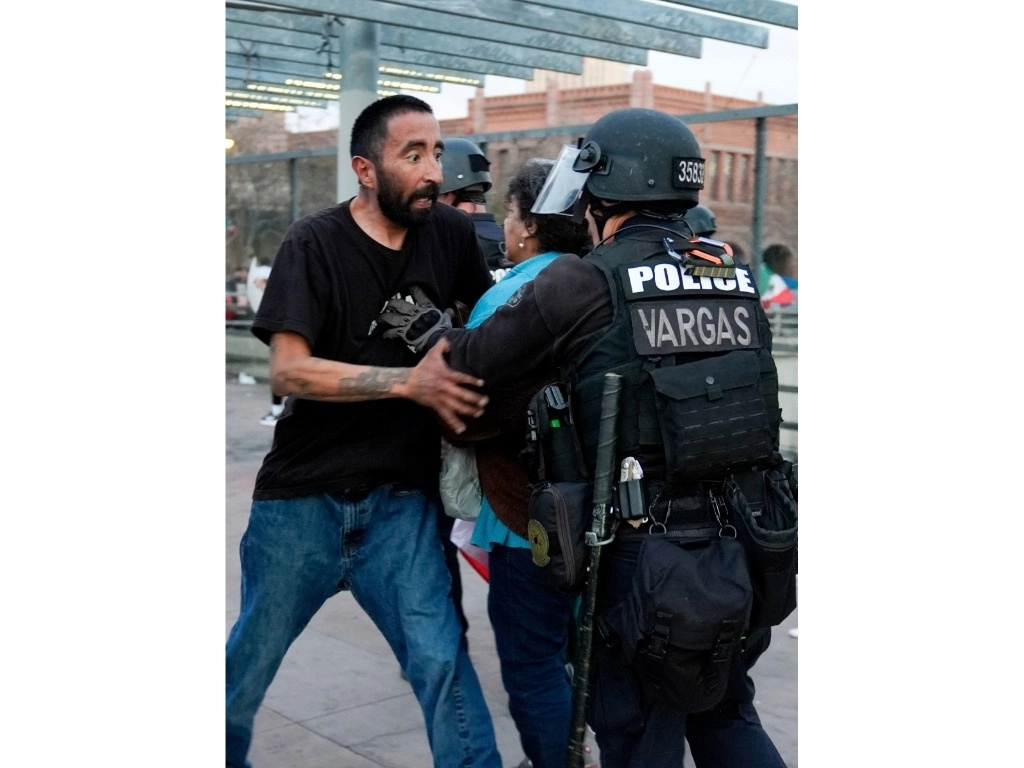 Por segundo día consecutivo hubo manifestaciones en Los Ángeles contra la política migratoria de Donald Trump. La policía se enfrentó a los inconformes. Foto Ap 