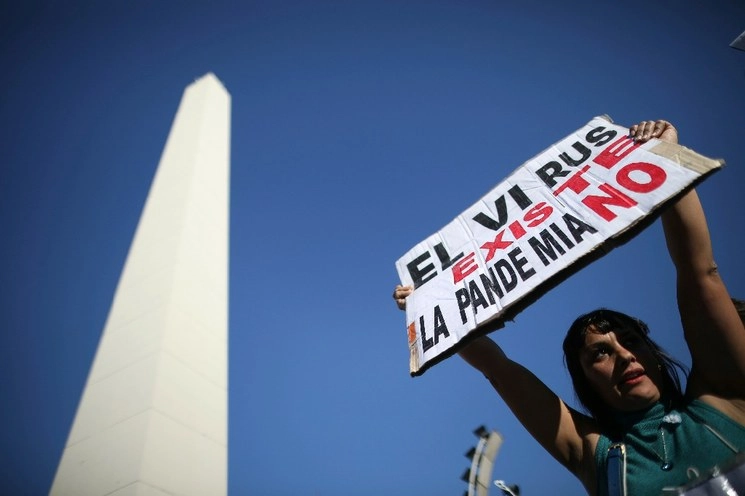 Una mujer se manifiesta contra las políticas de cuarentena del gobierno argentino para contener el Covid-19 junto al Obelisco en Buenos Aires. Foto Ap
