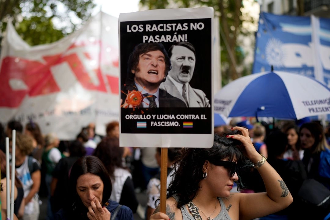 En Argentina, las manifestantes rechazaron el desmantelamiento de las políticas públicas de género por el gobierno de Javier Milei. Foto