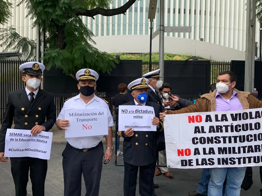 Integrantes de la Marina Mercante protestan ante la desaparición de fideicomisos afuera del Senado de la República, en la Ciudad de México, el 13 de octubre de 2020. Foto María Luisa Severiano