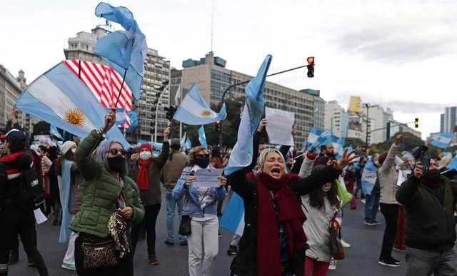 Argentinos protestan en el Obelisco de Buenos Aires contra la cuarentena y la expropiación de la empresa agroindustrial Vicentin. Foto Afp