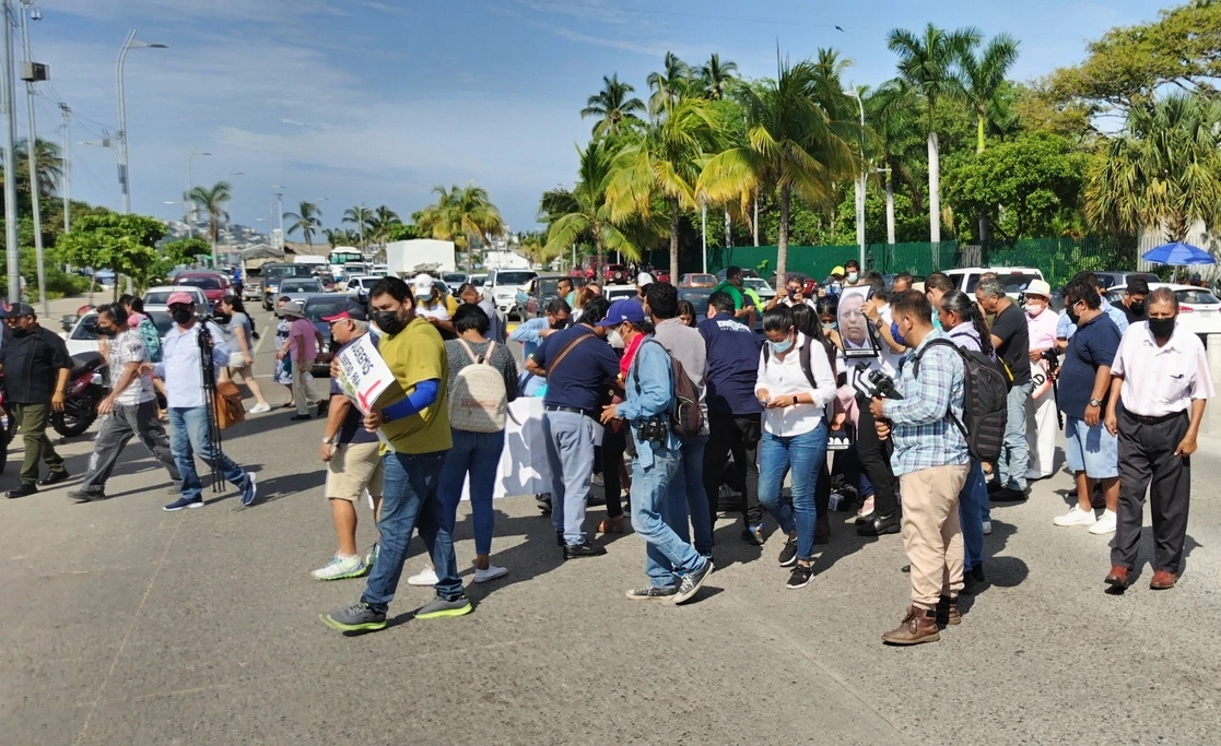 Periodistas de Acapulco lamentaron que de nueva cuenta la historia del periodismo de Guerrero “se tiña de sangre”, durante su manifestación en la avenida Costera Miguel Alemán. Foto Héctor Briseño