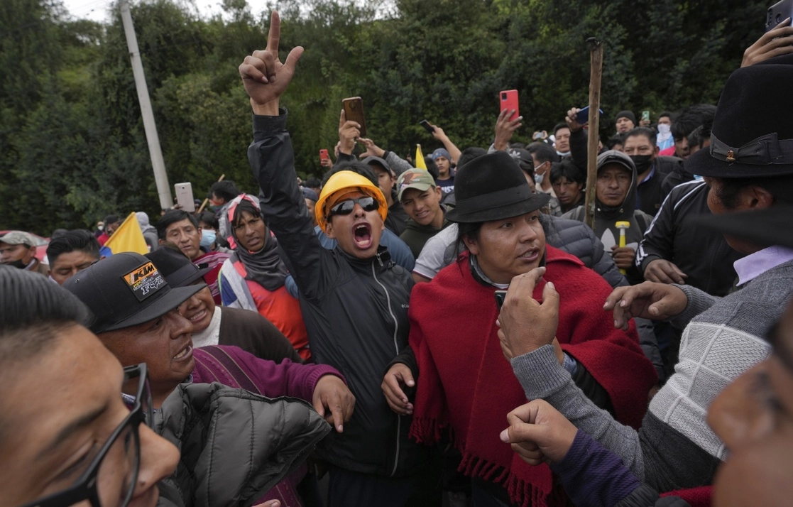 Manifestantes protestaron ayer contra el gobierno de Guillermo Lasso en Tambillo, Ecuador. Foto Ap