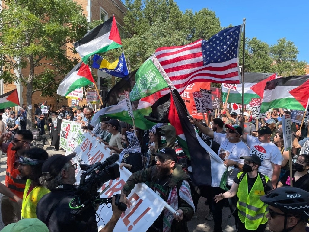 “Viva, viva, viva la lucha palestina”, corearon en español latinos e inmigrantes. Foto  Jim Cason