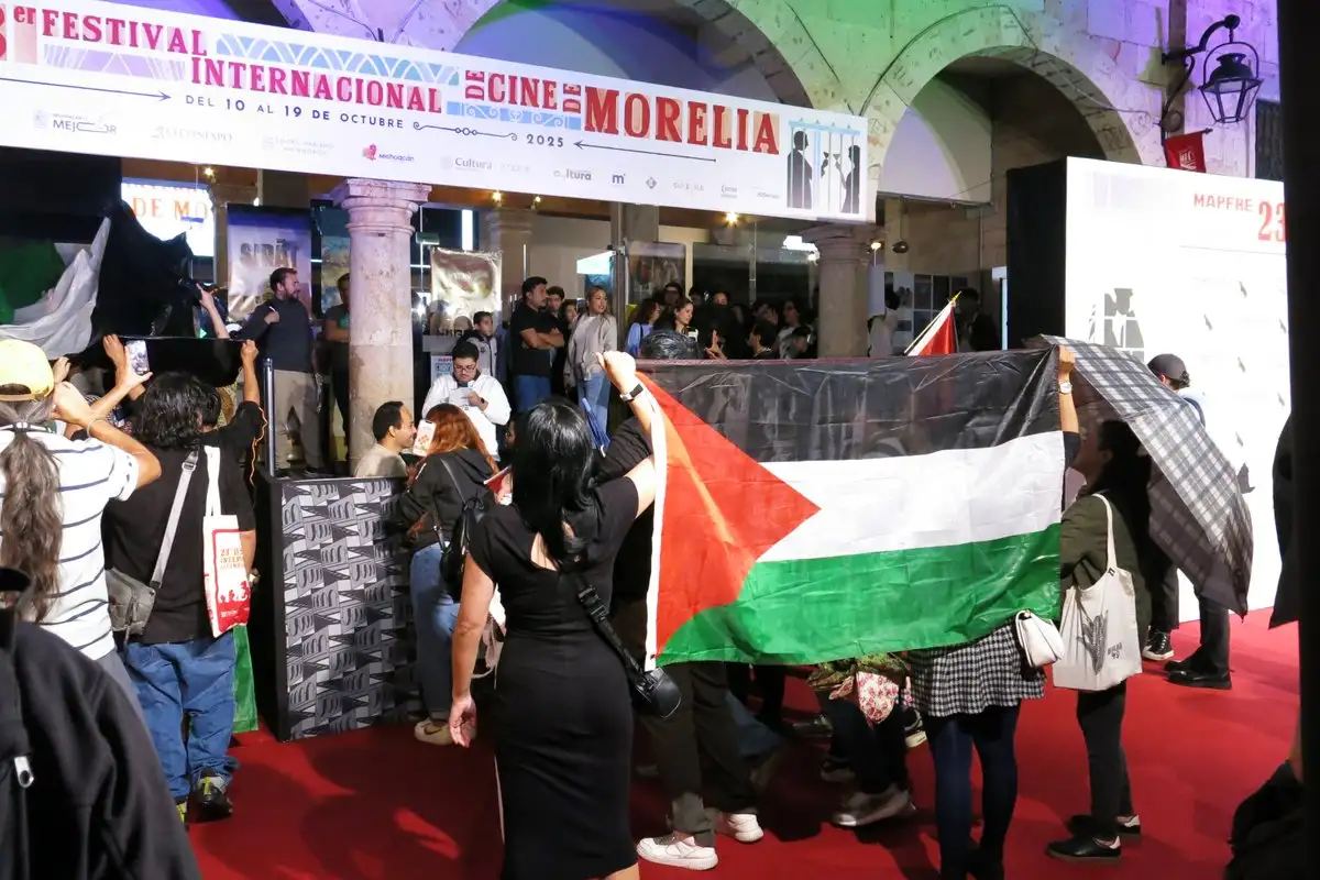 Manifestantes protestaron contra la guerra en Gaza previo a la alfombra roja de la película de Juliette Binoche, 'In-I in Motion', en el Festival Internacional de Cine de Morelia, el 11 de octubre de 2025. Foto 