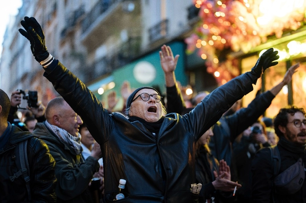 Manifestantes gritan consignas contra el presidente Emmanuel Macron, ayer en París. Foto Ap



