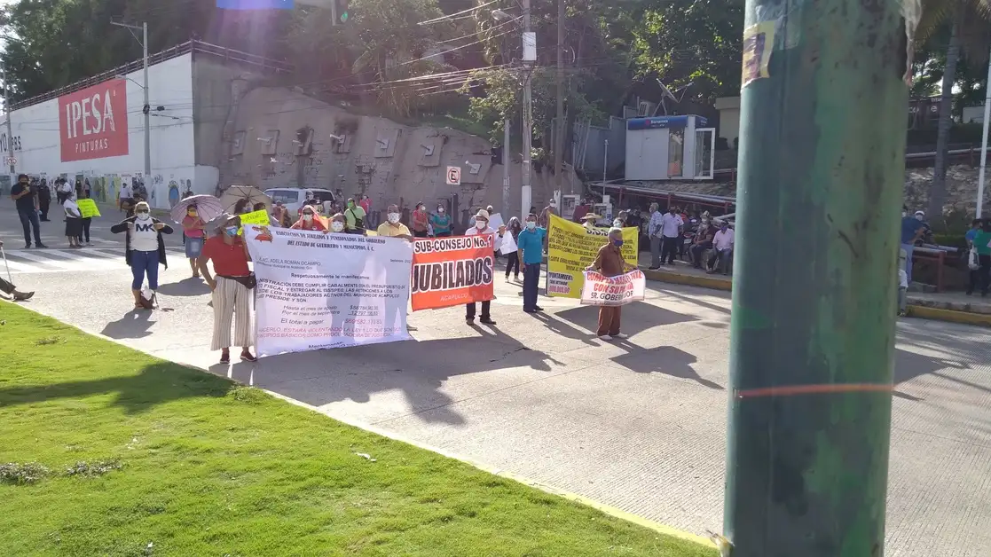 Trabajadores y pensionados bloquearon la avenida Cuauhtémoc, municipio de Acapulco, Guerrero, el 15 de septiembre de 2021. Foto Héctor Briseño