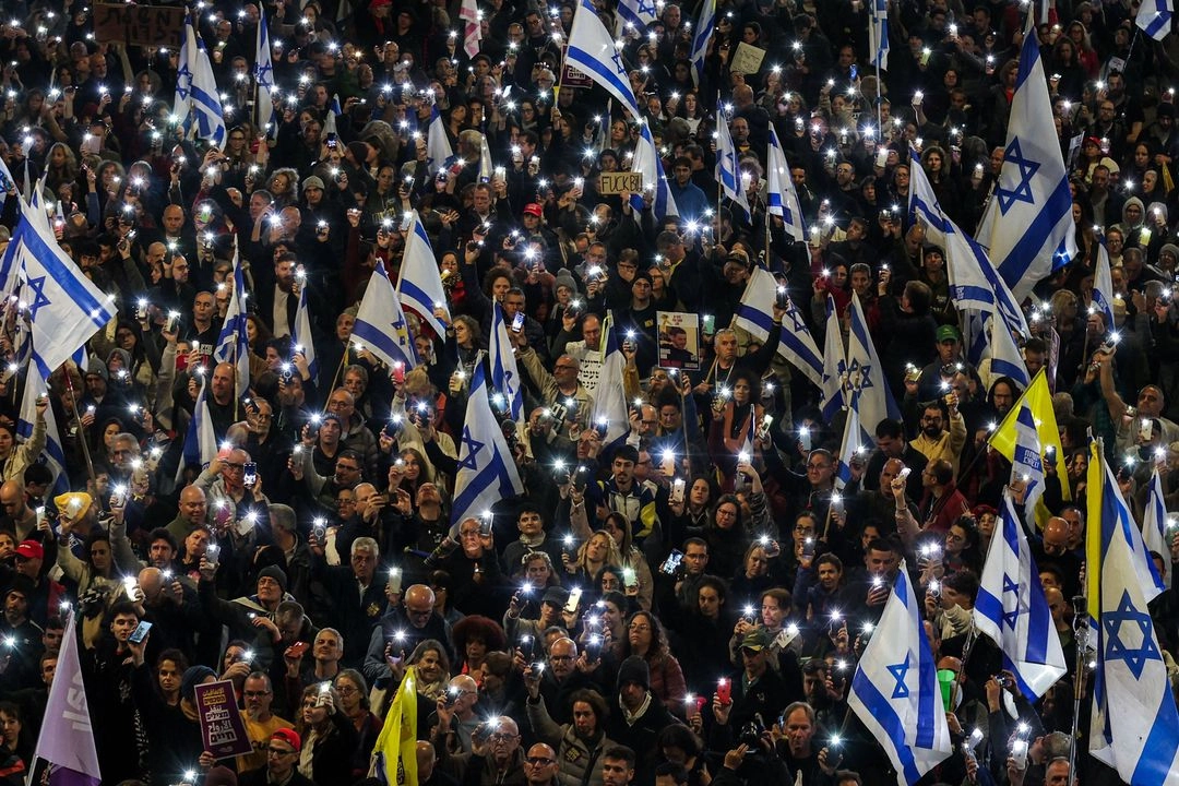 Multitudinaria protesta frente al Ministerio de Defensa de Israel en Tel Aviv, el 22 de marzo de 2025. Foto  