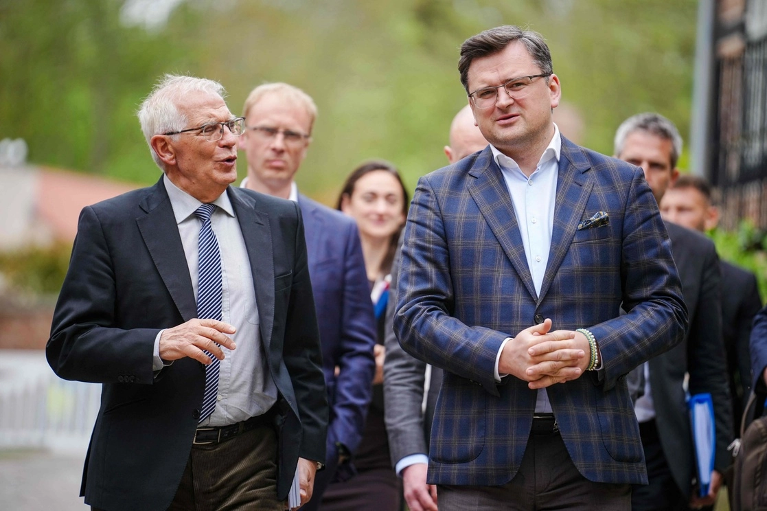 El alto representante de la Unión Europea para Asuntos Exteriores y Política de Seguridad, Josep Borrell (izquierda), y el canciller de Ucrania, Dmytro Kuleba, durante una reunión bilateral en la cita de los principales diplomáticos del G-7 en Wangels, Alemania. Foto Afp