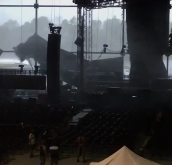 La lluvia derribó algunas lonas instaladas en el  Auditorio Amado Nervo de Tepic. Foto La Jornada