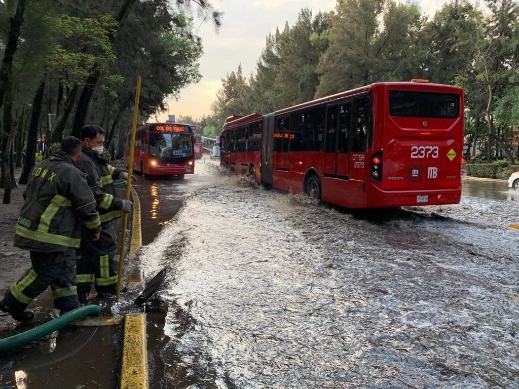 En imagen de archivo, afectación en la estación Tlacotal de la Línea 2 del Metrobús, debido a las fuertes lluvias. Foto Alfredo Domínguez