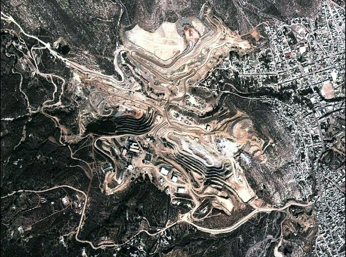 Vista aérea de la mina Aura Aranzazu, explotada una parte a cielo abierto y otra de forma subterránea, justo a un costado de la cabecera municipal de Concepción del Oro, donde habitantes de siete colonias han denunciado afectaciones a sus viviendas por el uso de explosivos. Foto tomada del Facebook de @auraaranzazuoficial / Archivo