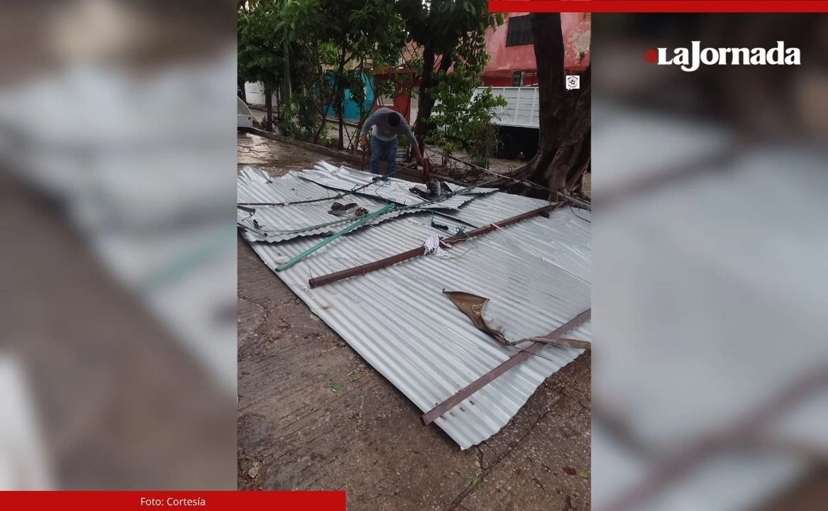 En San Cristóbal de las Casas una vivienda sufrió el desprendimiento de techo por los fuertes vientos en la colonia Los Ángeles, además hubo reportes de encharcamientos y apagones en diversos puntos de la ciudad. 