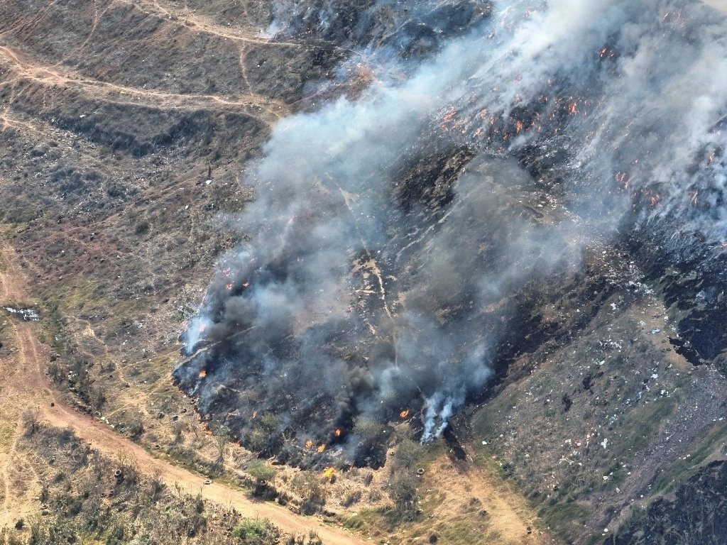 A nueve días de que iniciara un fuerte incendio en el tiradero de basura al aire libre, conocido como el Iztete, en Tepic, el jefe de gabinete del ayuntamiento local, Hugo Alejandro Galván Araiza, acusó al PRI, PAN y PRD de haber sido quienes le prendieron fuego al basurero. Foto ‘La Jornada’ / Archivo