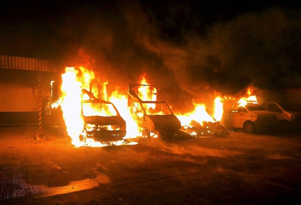 La madrugada de este jueves, sujetos no identificados aún por las autoridades, provocaron un incendio en la planta distribuidora de Sabritas, ubicada en la colonia Mesoamérica de la ciudad de Fresnillo, el 23 de noviembre de 2023. Foto Alfredo Valadez Rodríguez