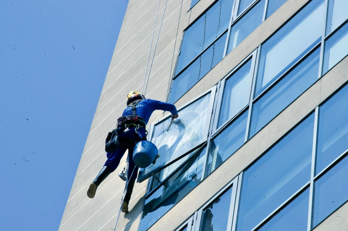Uno de los casos más comunes de tercerización son los trabajadores que laboran para empresas que prestan el servicio de limpieza a otras compañías. Foto Roberto García Ortiz / Archivo