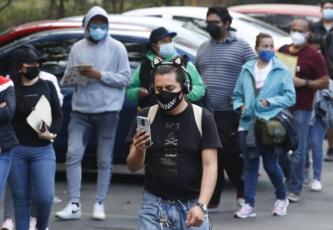 Jóvenes esperan ser vacunados contra el covid-19 en el Censis de la Secretaría de Marina, en la alcaldía Coyoacán. Foto Víctor Camacho / Archivo
