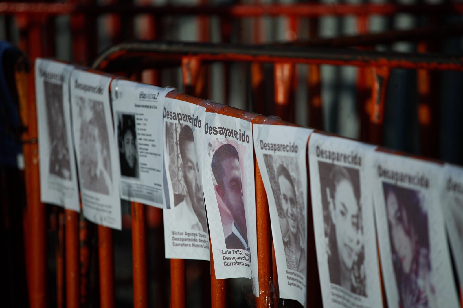 Rostros de personas desaparecidas, colocadas por familiares, durante una protesta frente a Palacio Nacional. Foto Cristina Rodríguez / Archivo 